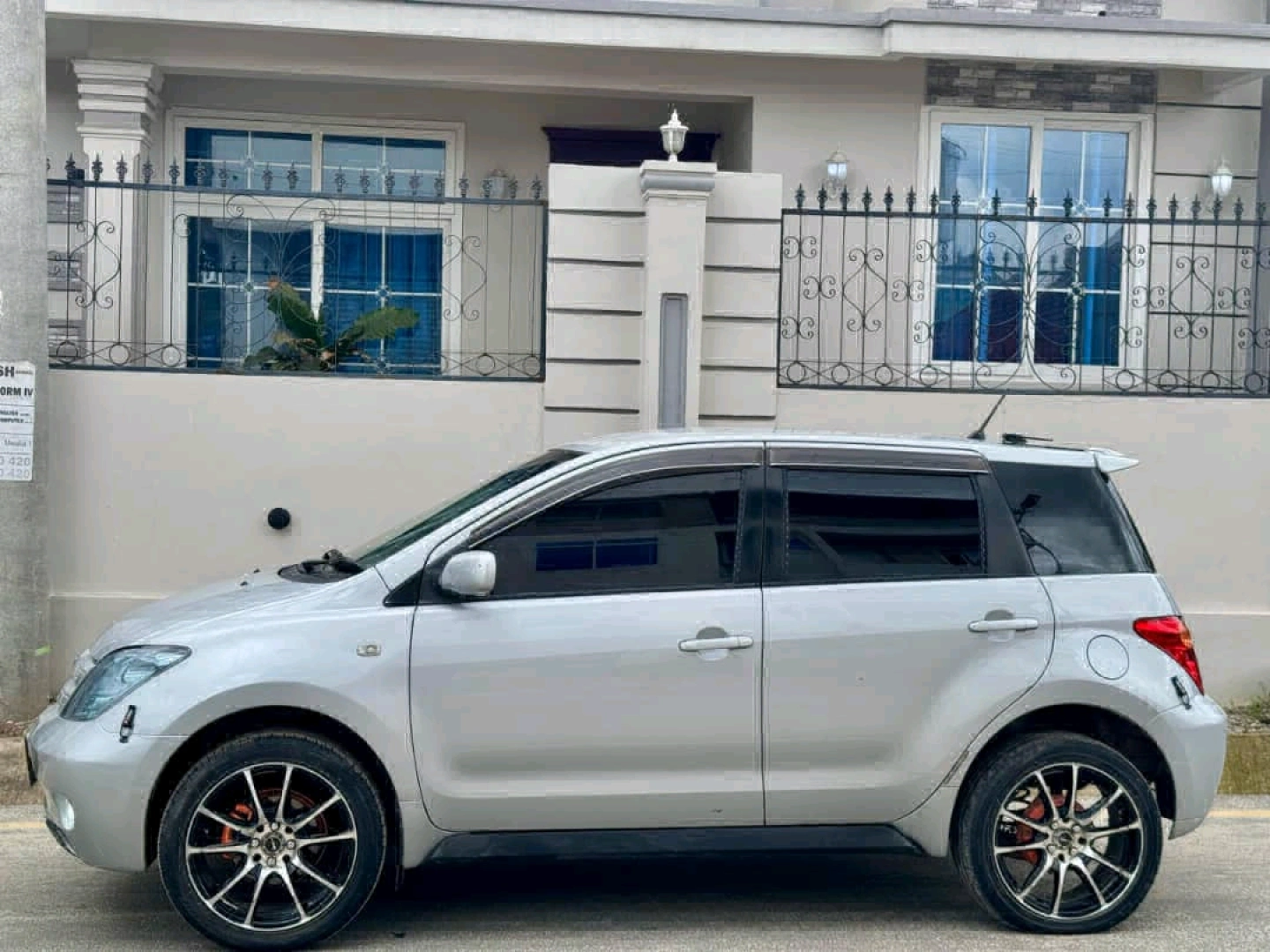 Toyota Ist Silver Car T788 EKZ thumbnail 3
