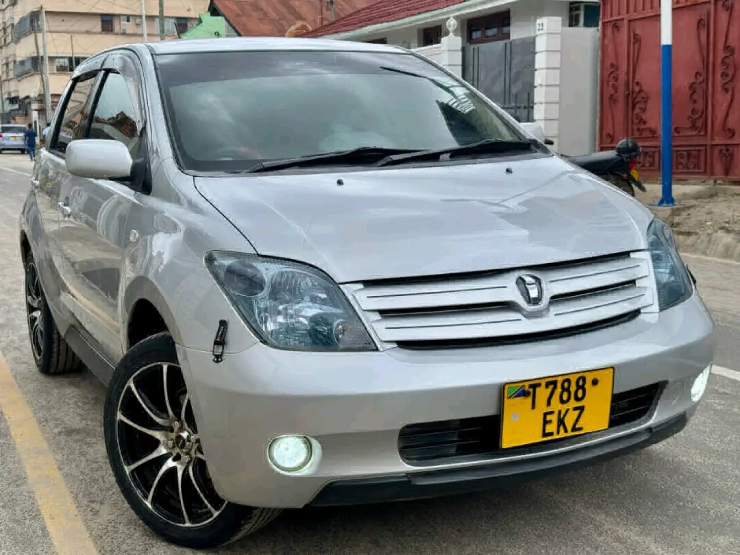 Toyota Ist Silver Car T788 EKZ thumbnail 4