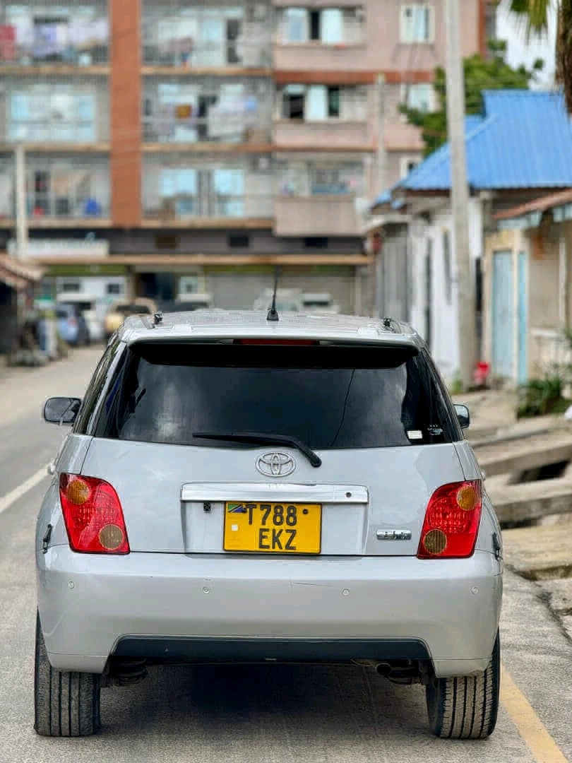 Toyota Ist Silver Car T788 EKZ thumbnail 5