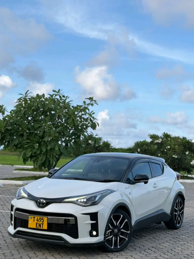 Toyota C-HR 2019, White/Black, Low Mileage thumbnail 2