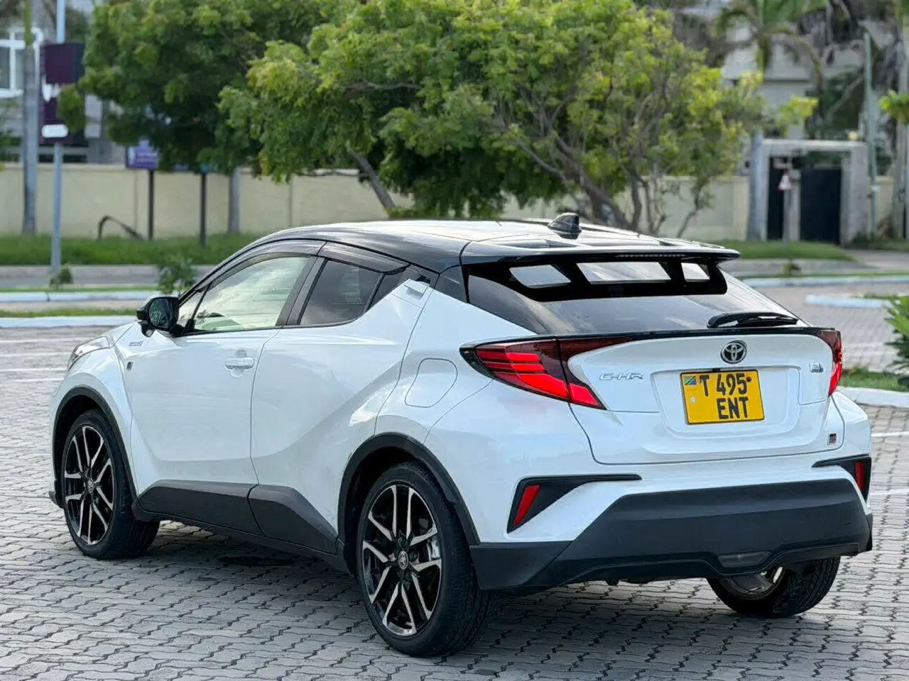 Toyota C-HR 2019, White/Black, Low Mileage thumbnail 3