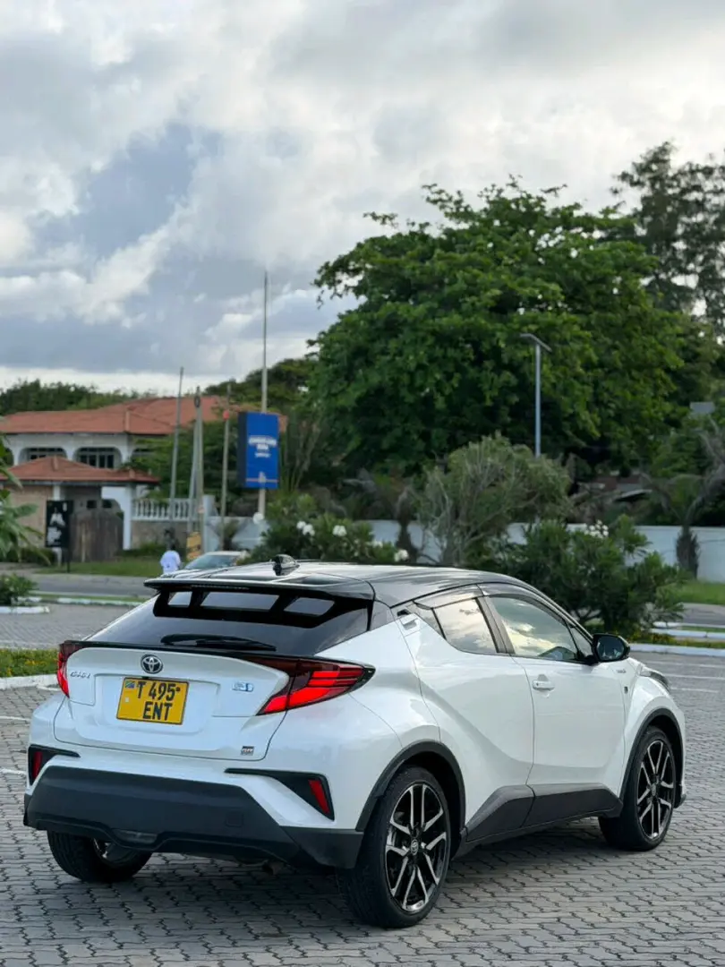 Toyota C-HR 2019, White/Black, Low Mileage thumbnail 4