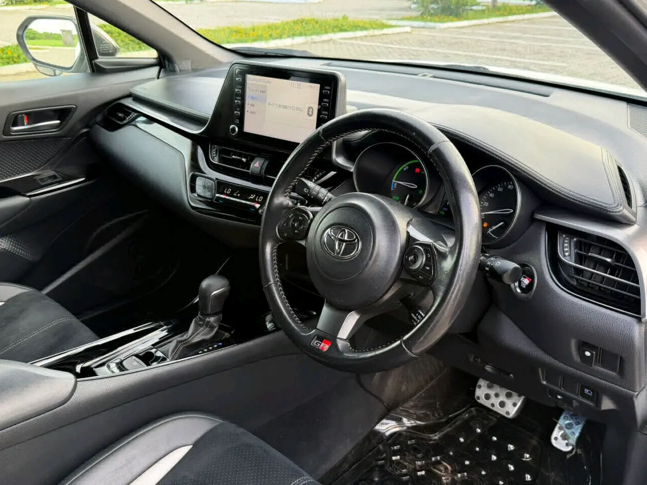 Toyota C-HR 2019, White/Black, Low Mileage thumbnail 6
