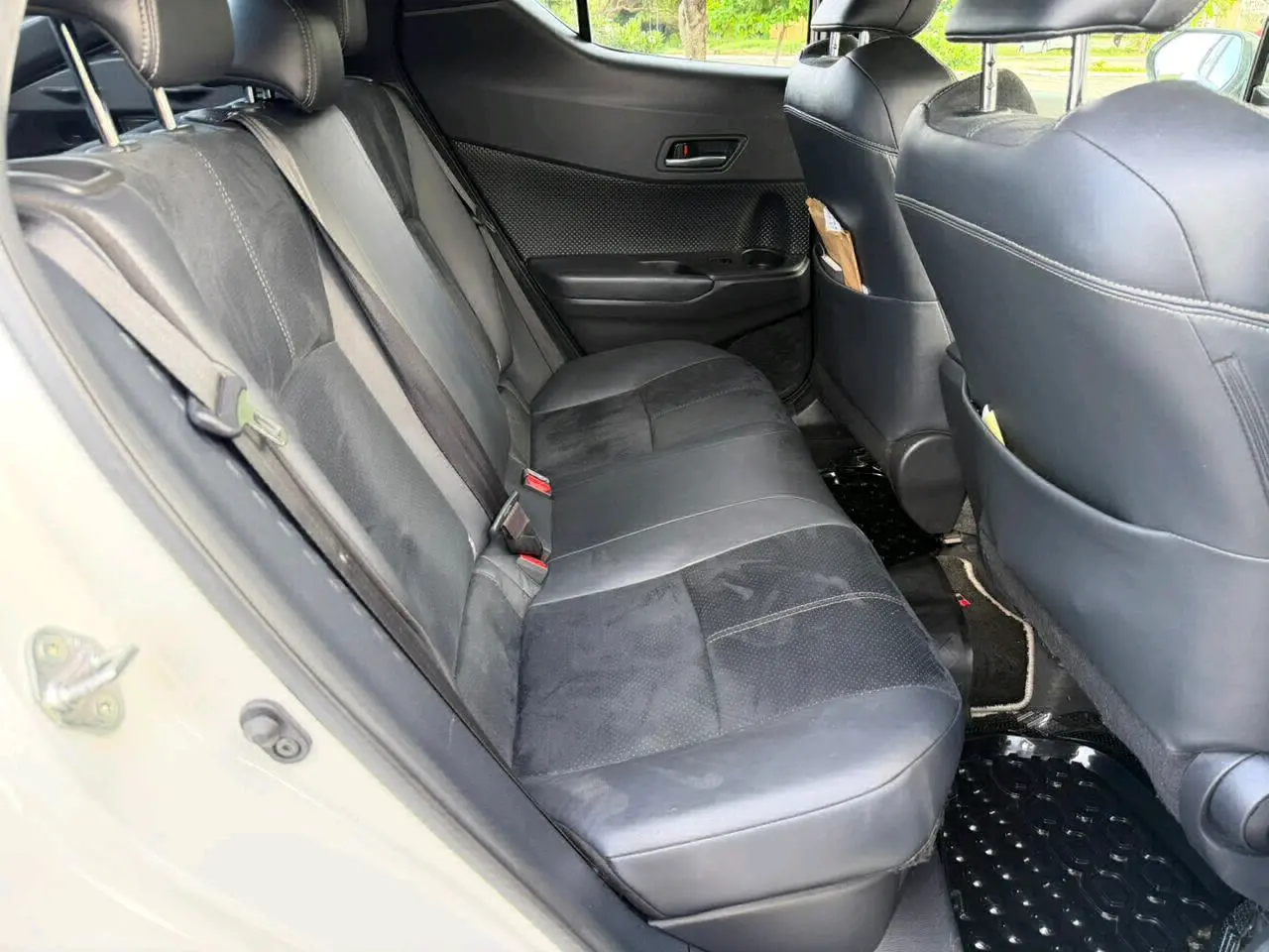 Toyota C-HR 2019, White/Black, Low Mileage thumbnail 7