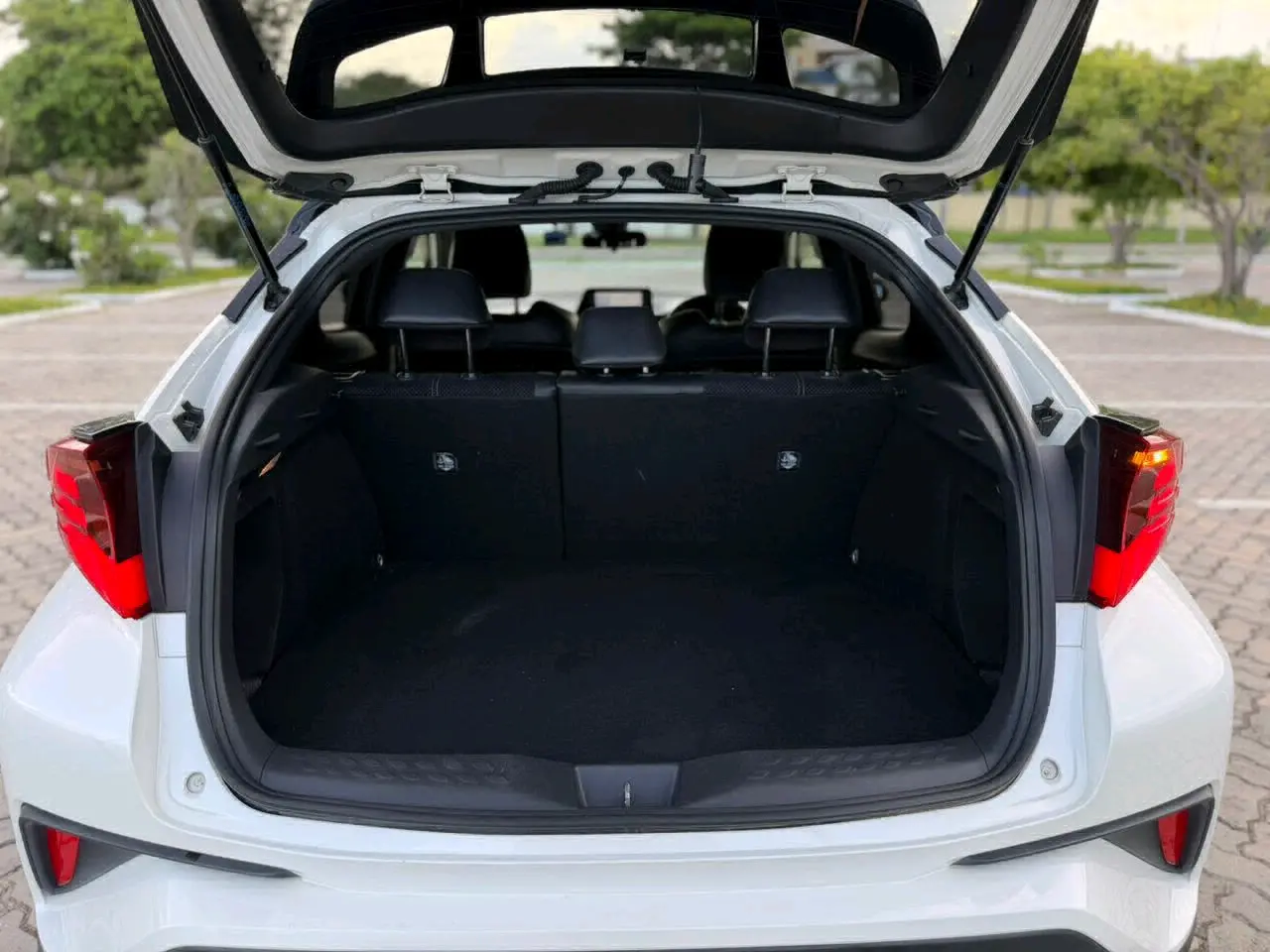 Toyota C-HR 2019, White/Black, Low Mileage thumbnail 8