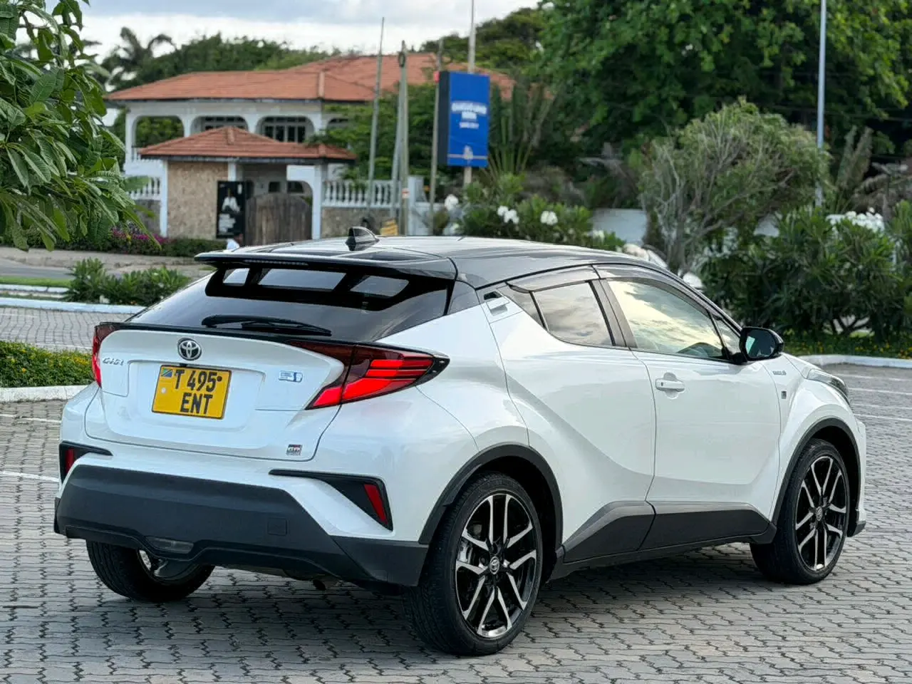 Toyota C-HR 2019, White/Black, Low Mileage thumbnail 9