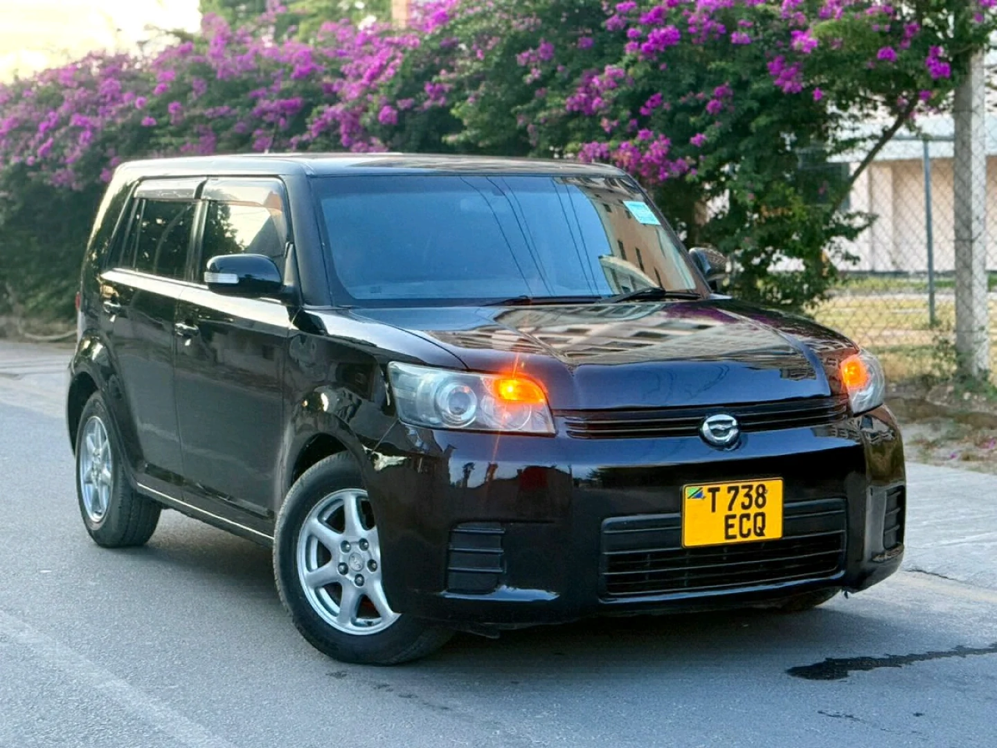 Black Toyota Rumion 2009 Automatic thumbnail 2