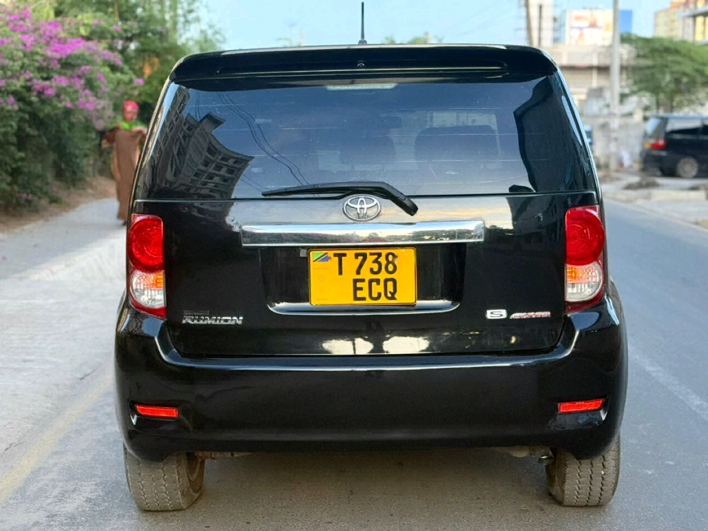 Black Toyota Rumion 2009 Automatic thumbnail 3
