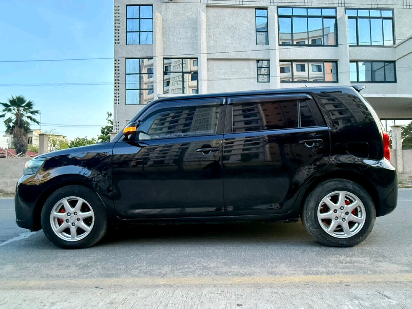 Black Toyota Rumion 2009 Automatic thumbnail 4