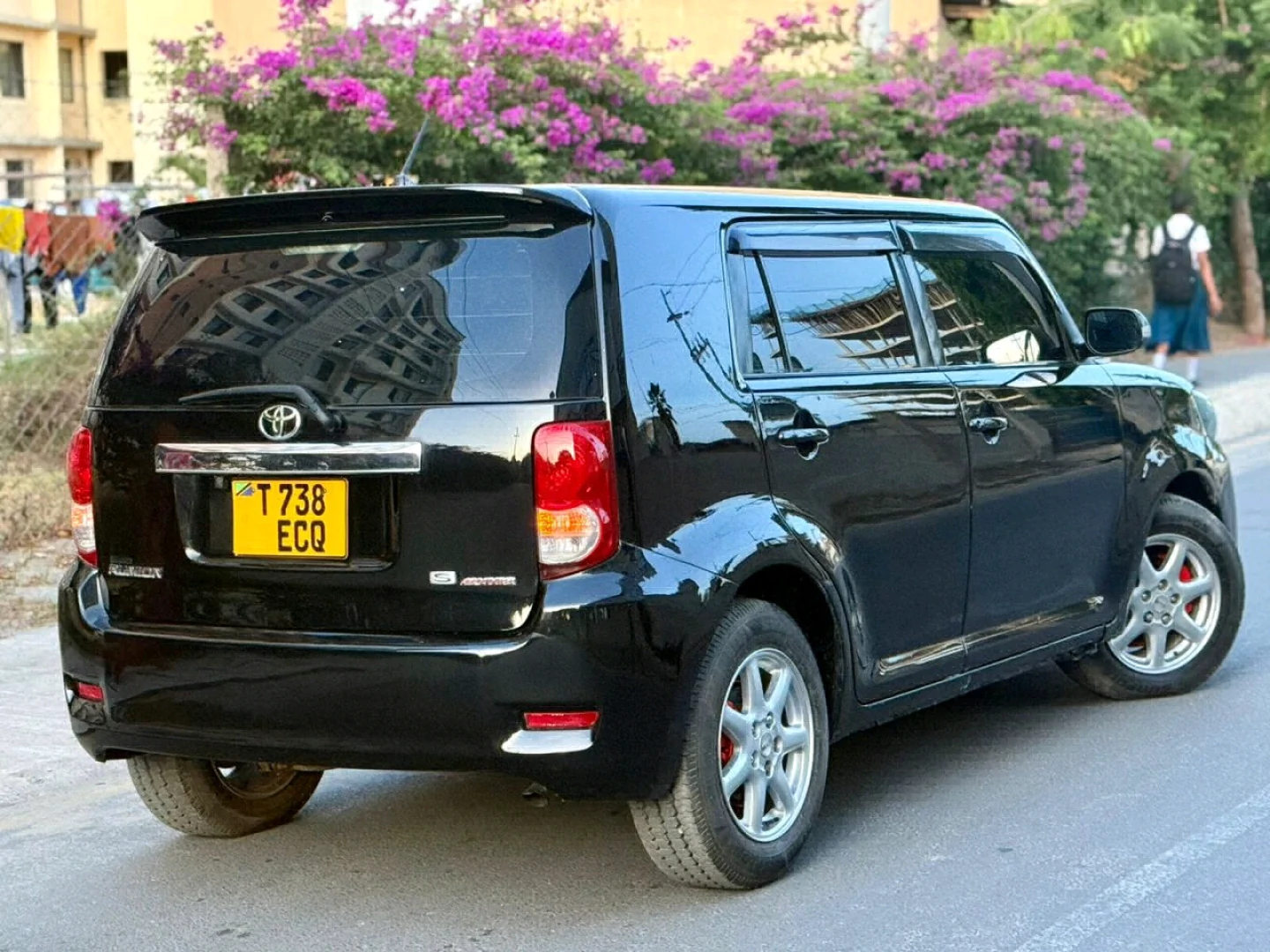 Black Toyota Rumion 2009 Automatic thumbnail 5