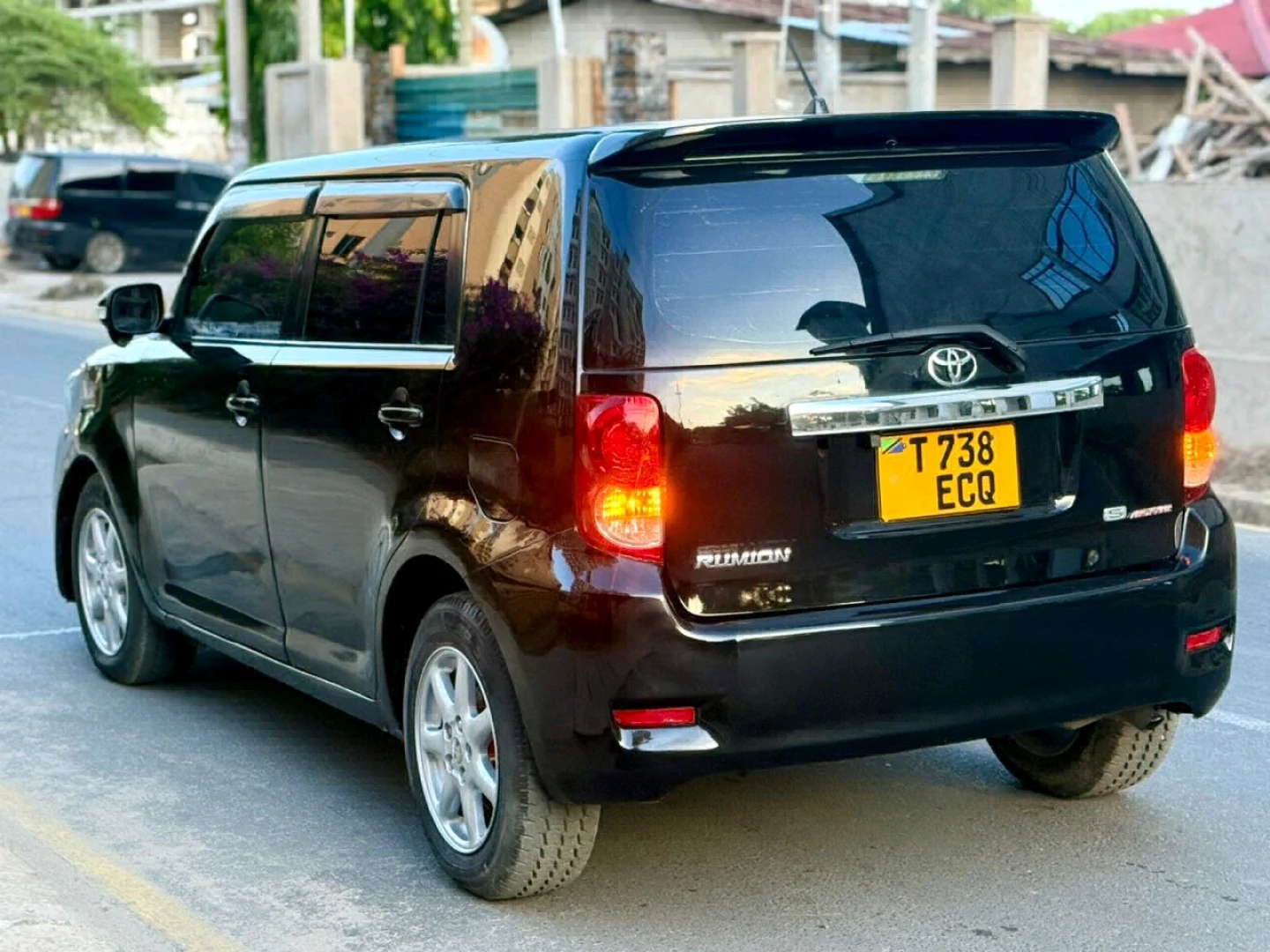 Black Toyota Rumion 2009 Automatic thumbnail 6