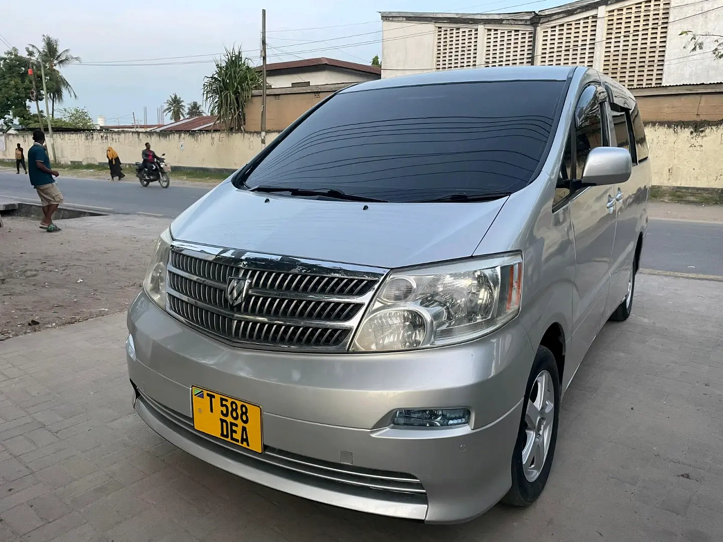 Toyota Alphard 2004, Silver Minivan thumbnail 2
