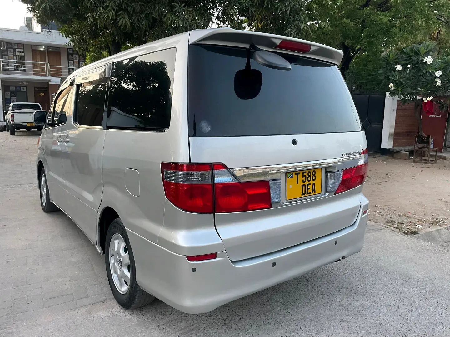 Toyota Alphard 2004, Silver Minivan thumbnail 3
