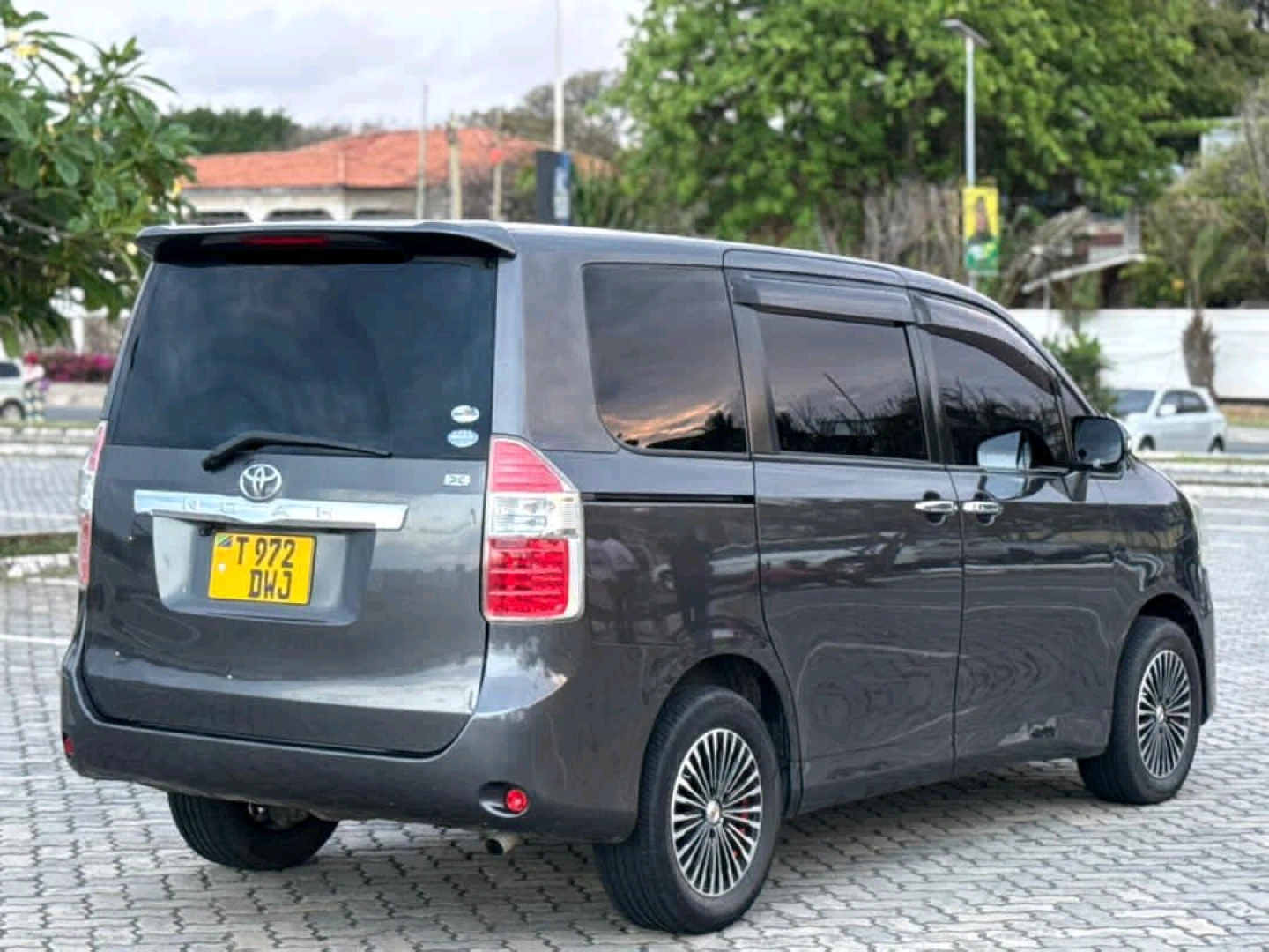 Toyota Noah New Model DWJ 2008 thumbnail 3
