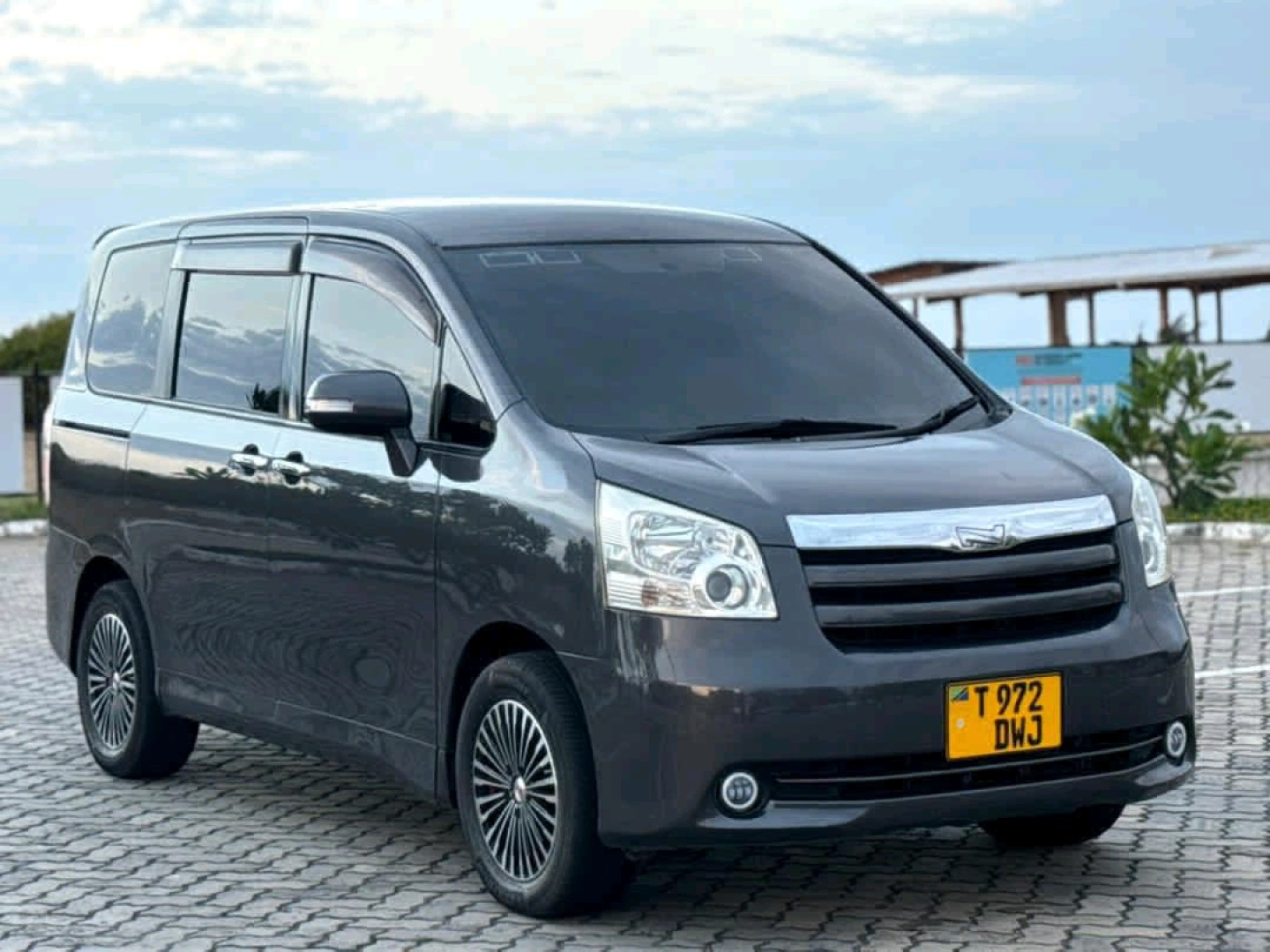 Toyota Noah New Model DWJ 2008 thumbnail 4