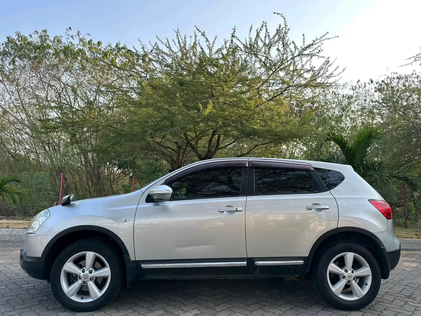Nissan Dualis (Qashqai) 2010 Silver - 1990cc thumbnail 9