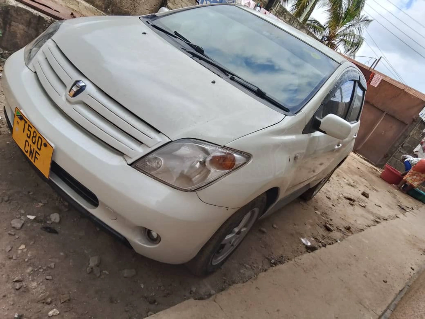White Toyota Ist 2006 Model