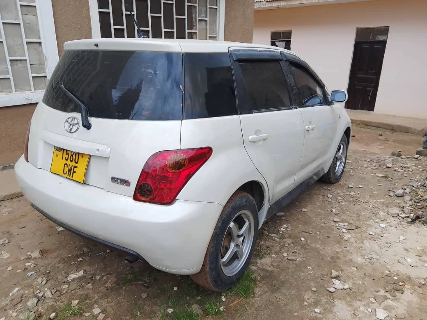 White Toyota Ist 2006 Model thumbnail 3