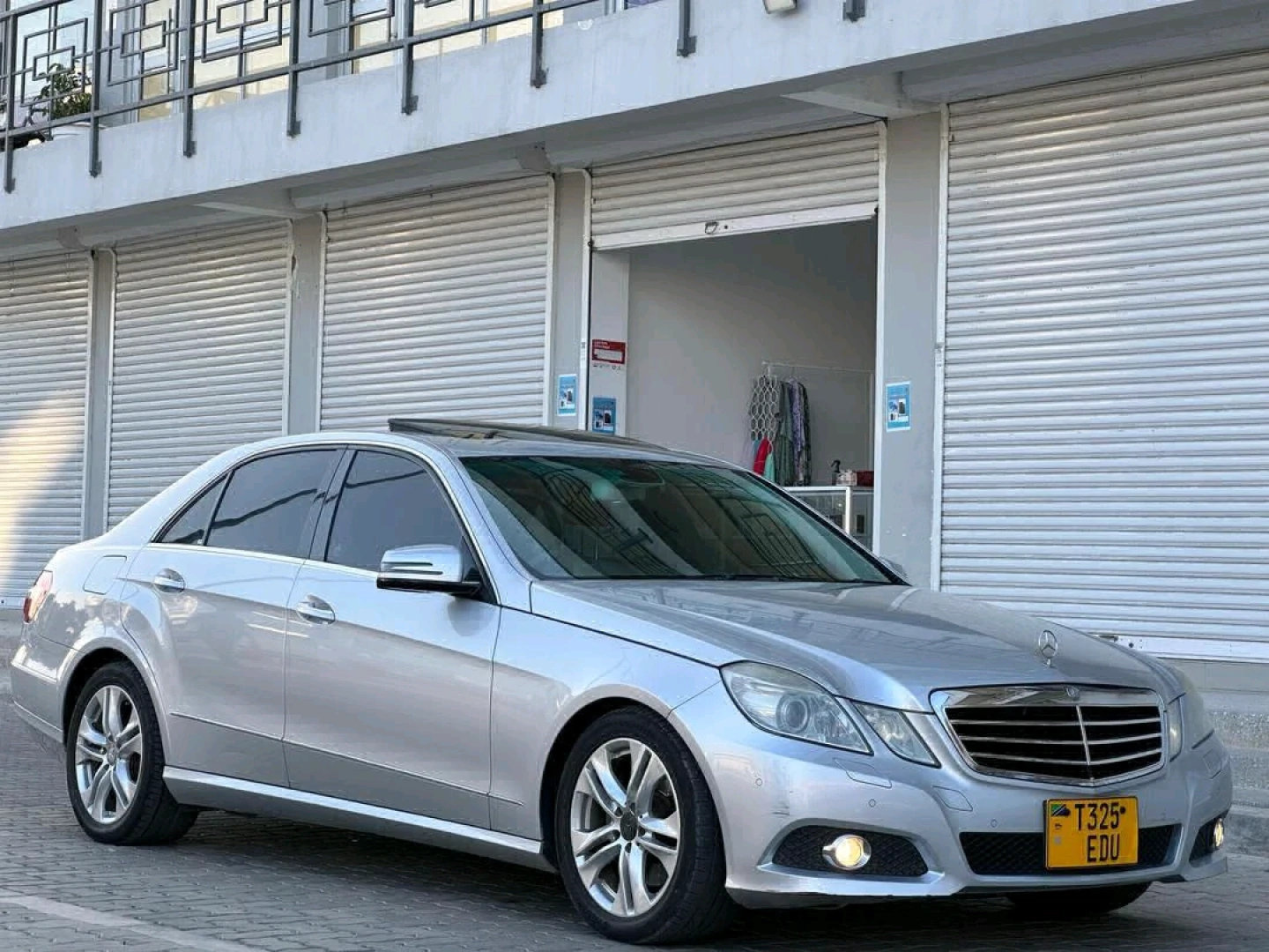 Mercedes-Benz E-Class Sedan 2010 Open Roof thumbnail 2