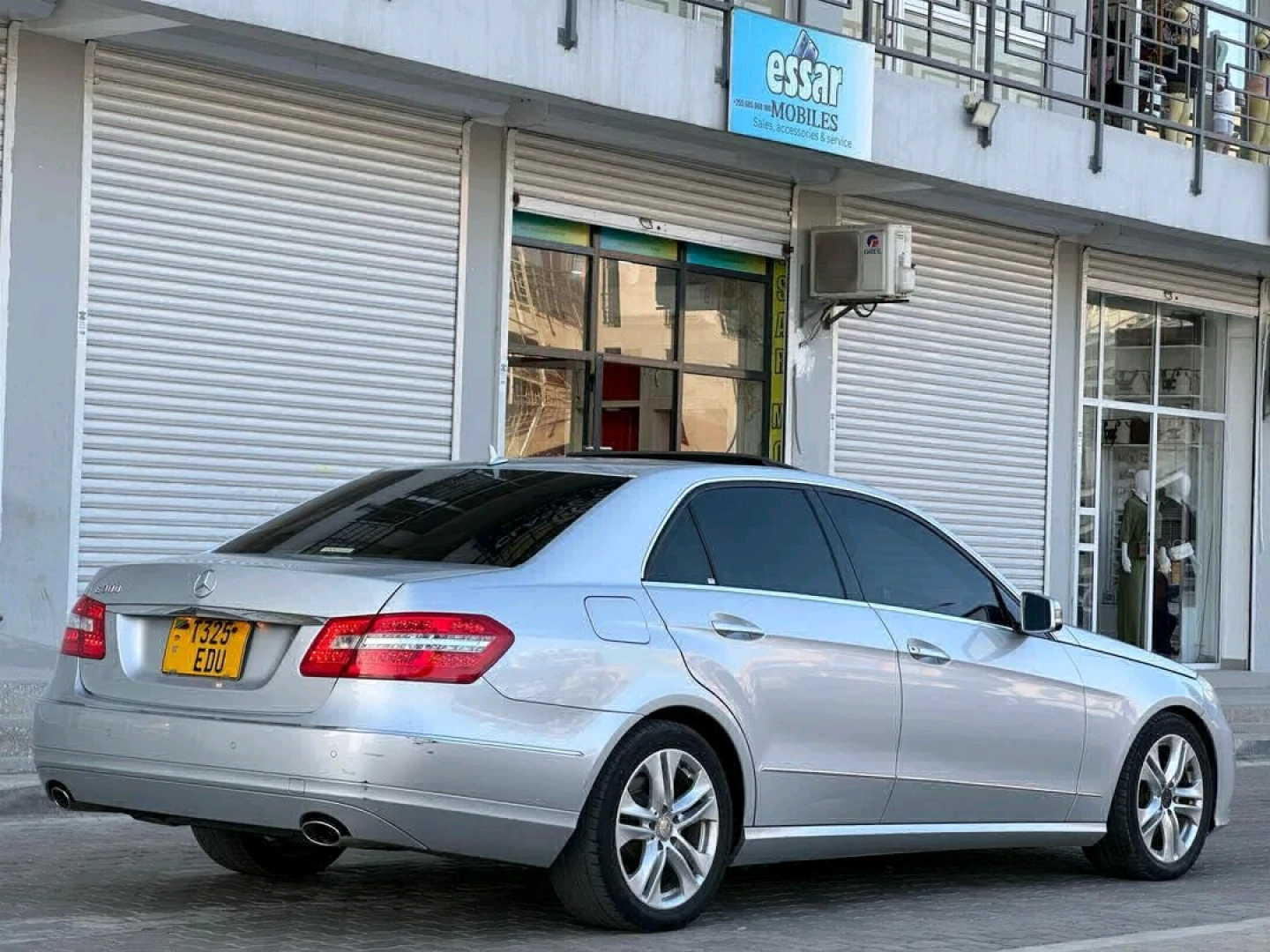 Mercedes-Benz E-Class Sedan 2010 Open Roof thumbnail 5