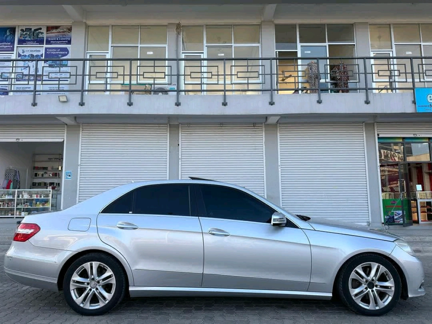 Mercedes-Benz E-Class Sedan 2010 Open Roof thumbnail 6