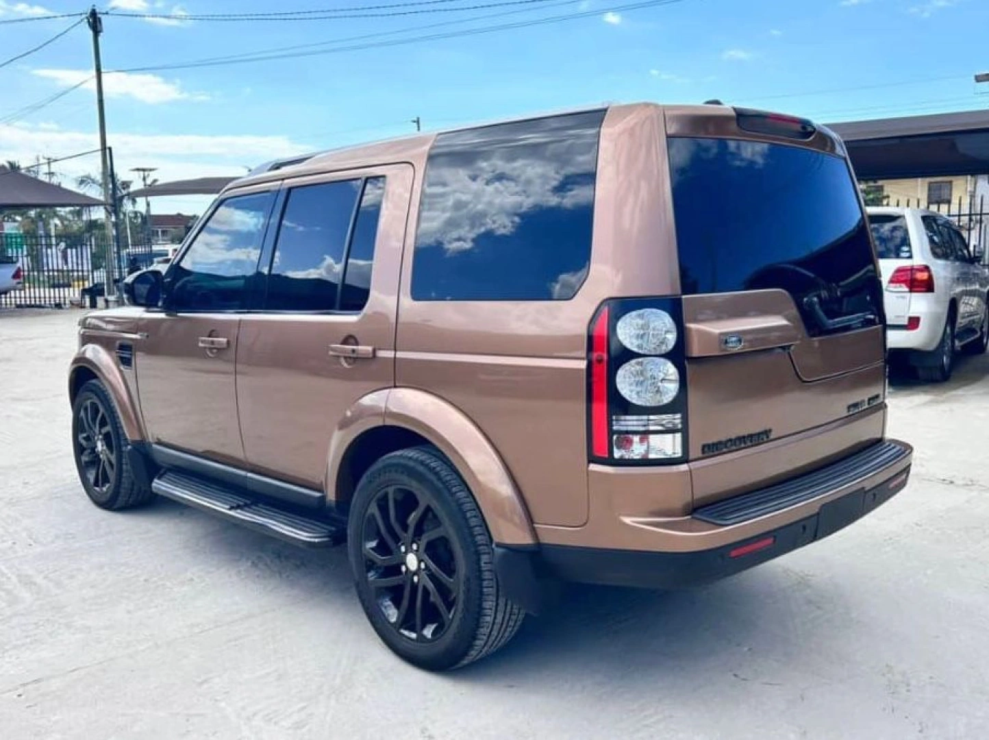2016 Land Rover Discovery 4 HSE SUV thumbnail 2