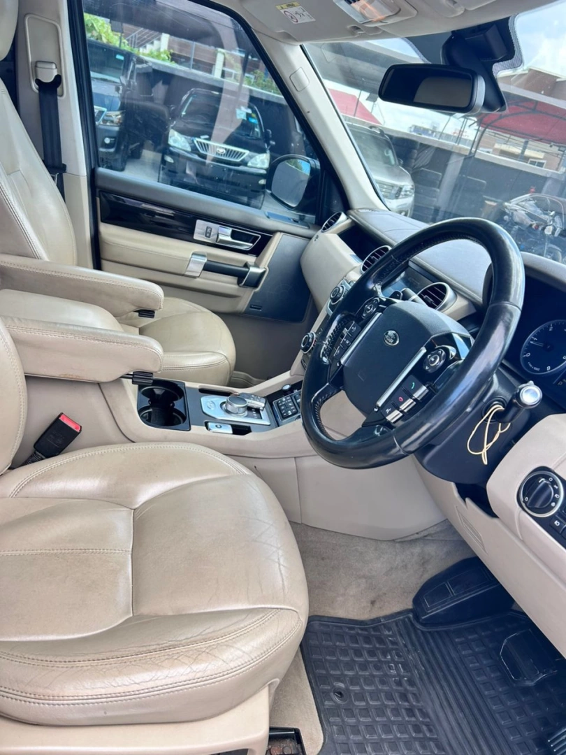 2016 Land Rover Discovery 4 HSE SUV thumbnail 9
