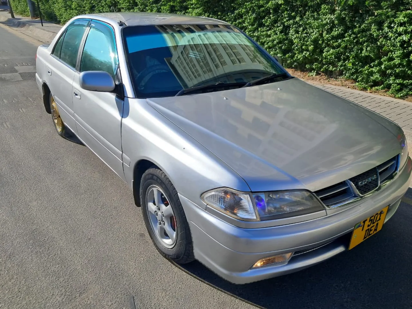 Silver Toyota Carina IT Sedan 1490cc thumbnail 4