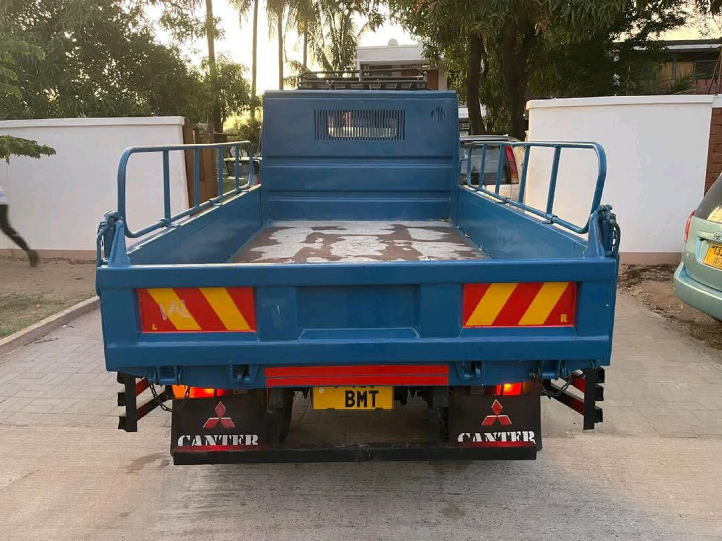 Mitsubishi Canter Tipper Truck 1998 (Tshs 25M) thumbnail 2