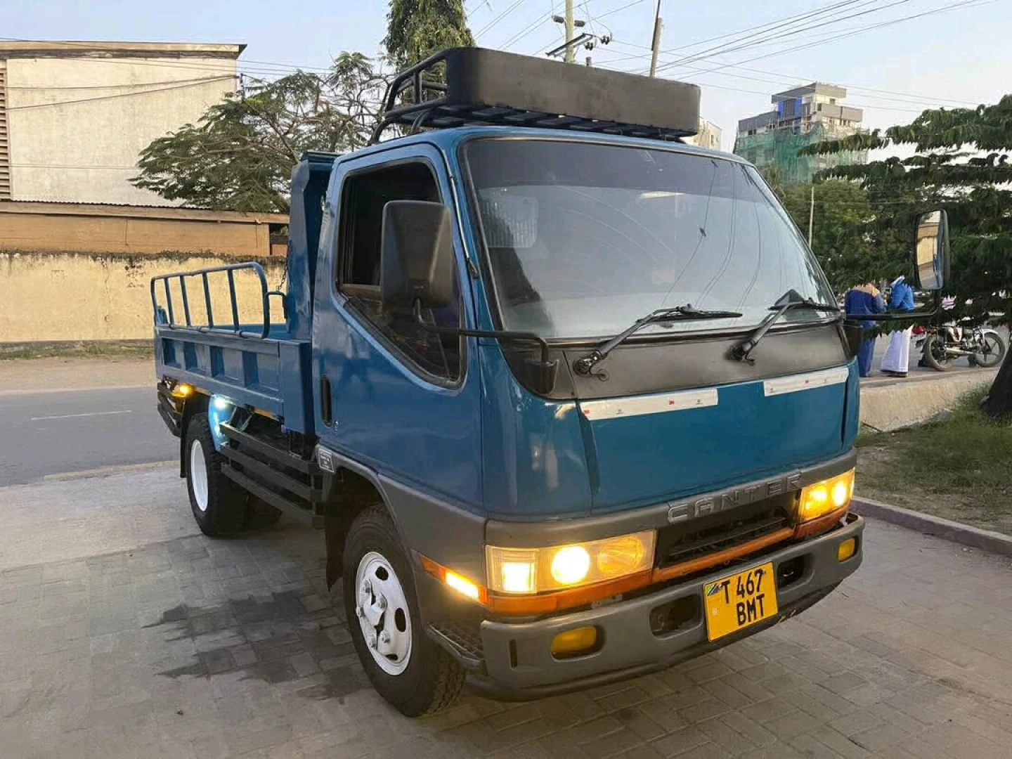 Mitsubishi Canter Tipper Truck 1998 (Tshs 25M) thumbnail 3