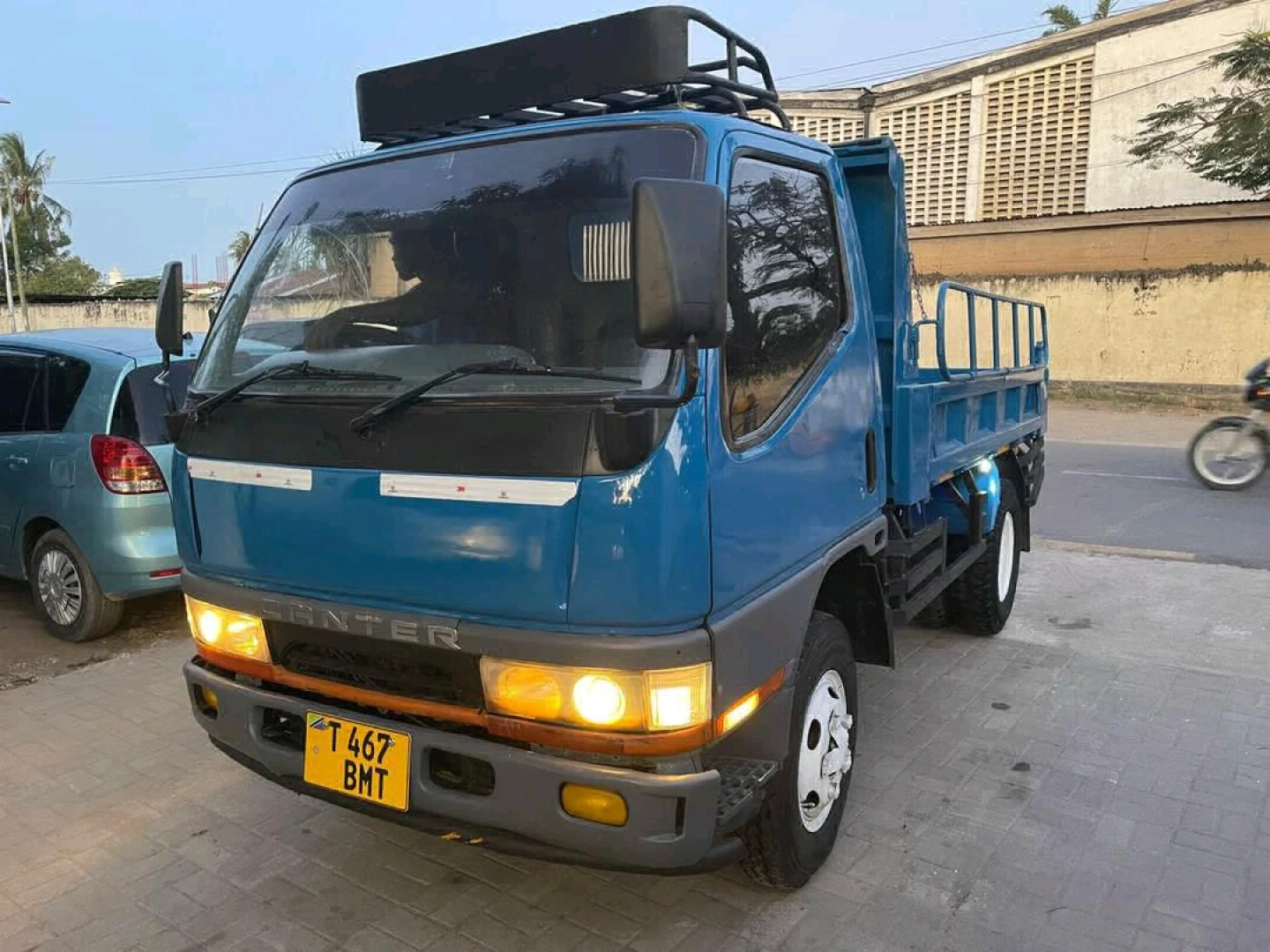 Mitsubishi Canter Tipper Truck 1998 (Tshs 25M) thumbnail 4