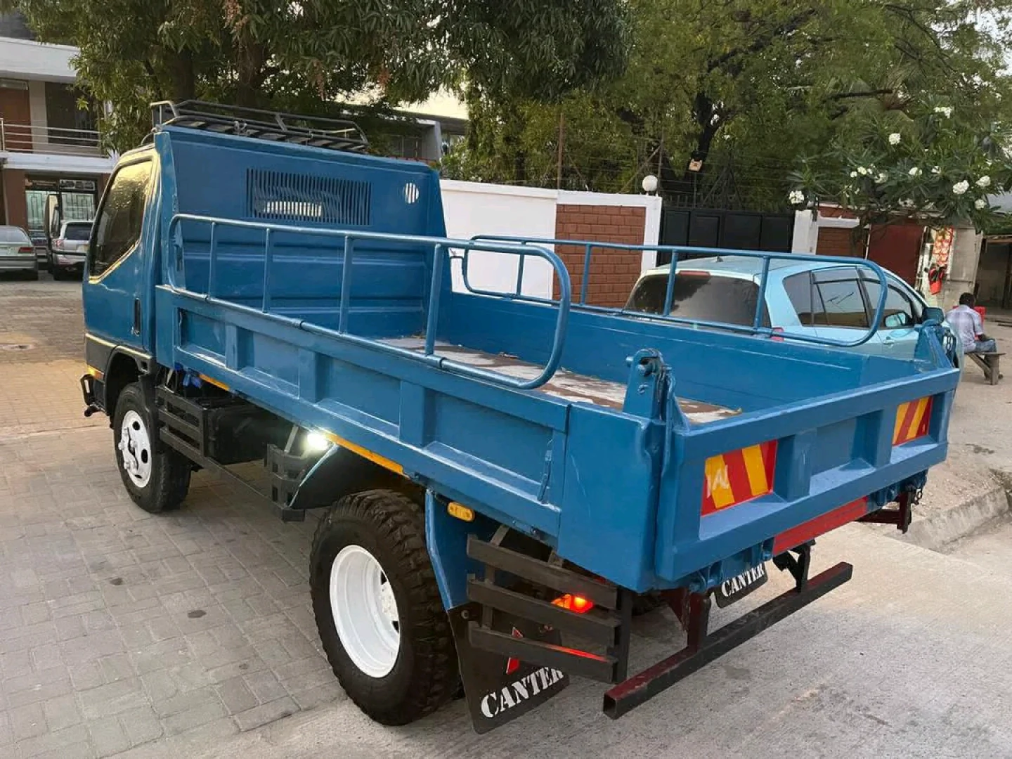 Mitsubishi Canter Tipper Truck 1998 (Tshs 25M) thumbnail 5