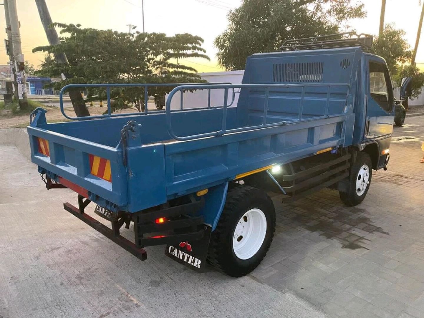 Mitsubishi Canter Tipper Truck 1998 (Tshs 25M) thumbnail 6