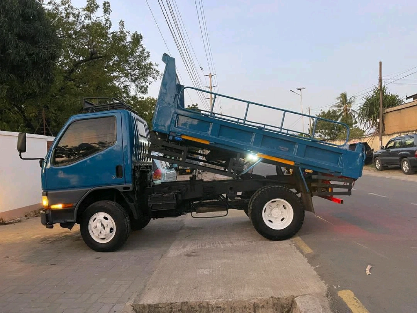 Mitsubishi Canter Tipper Truck 1998 (Tshs 25M) thumbnail 7