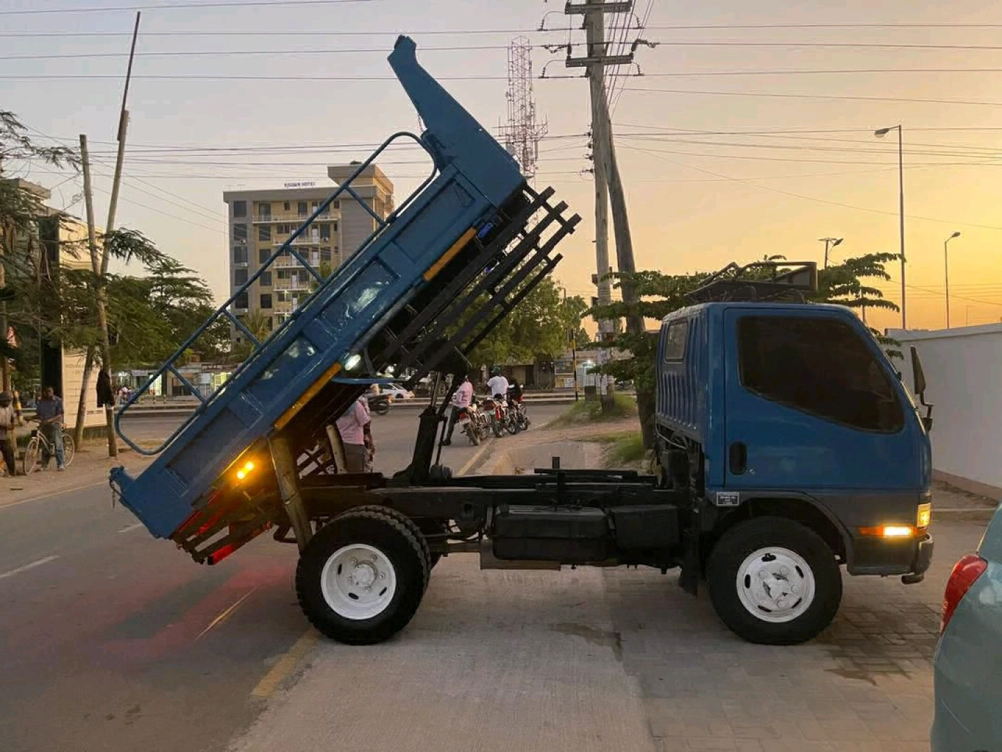 Mitsubishi Canter Tipper Truck 1998 (Tshs 25M) thumbnail 8