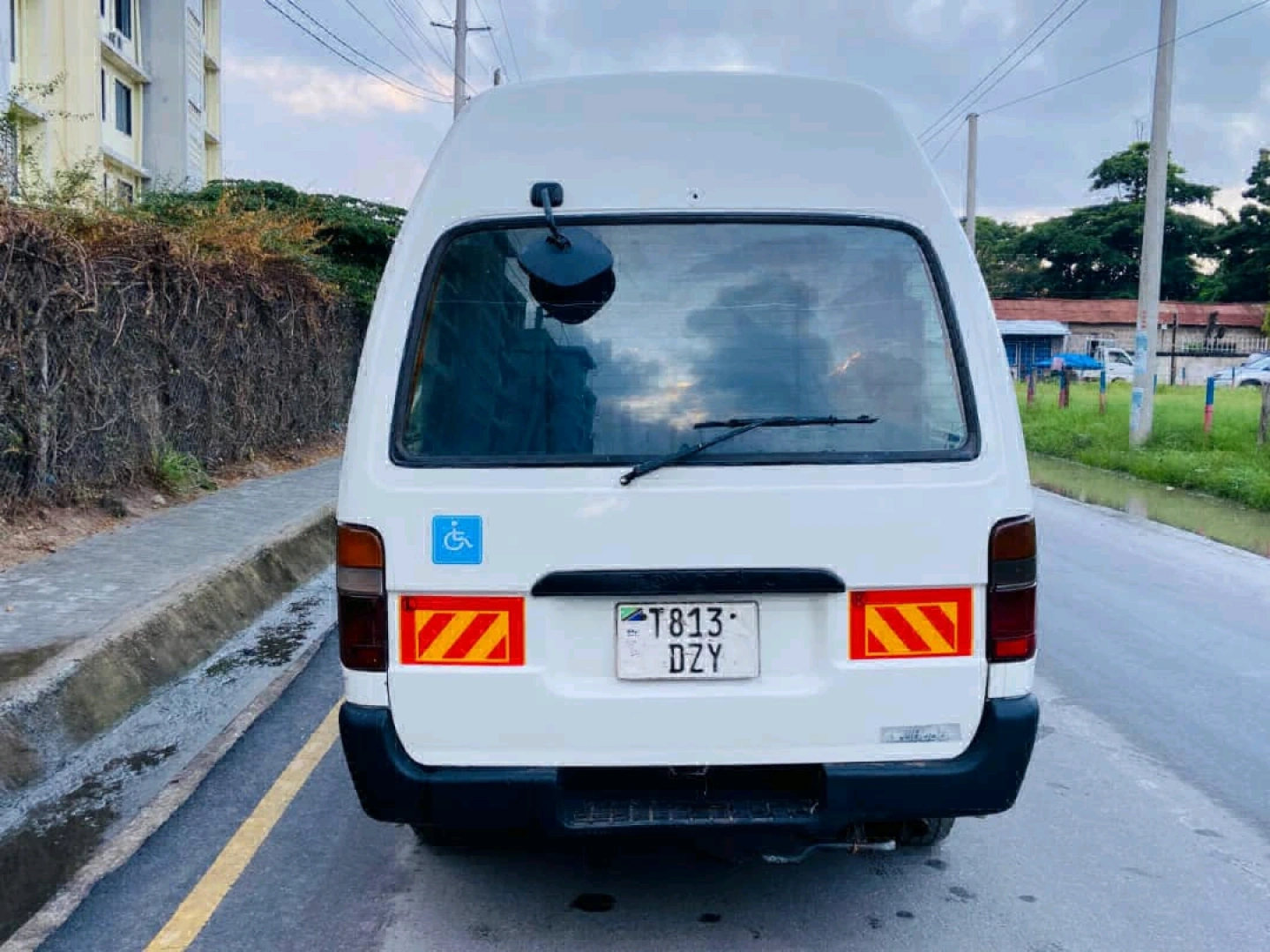 Toyota Hiace 3L Manual Diesel Van thumbnail 2