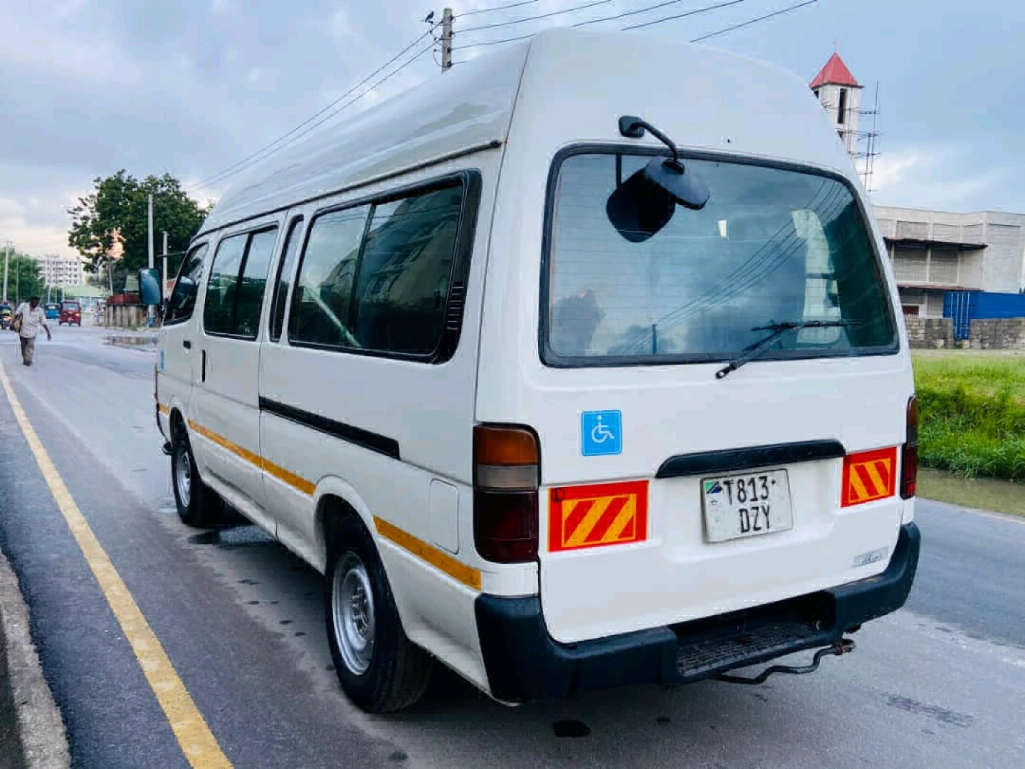 Toyota Hiace 3L Manual Diesel Van thumbnail 4