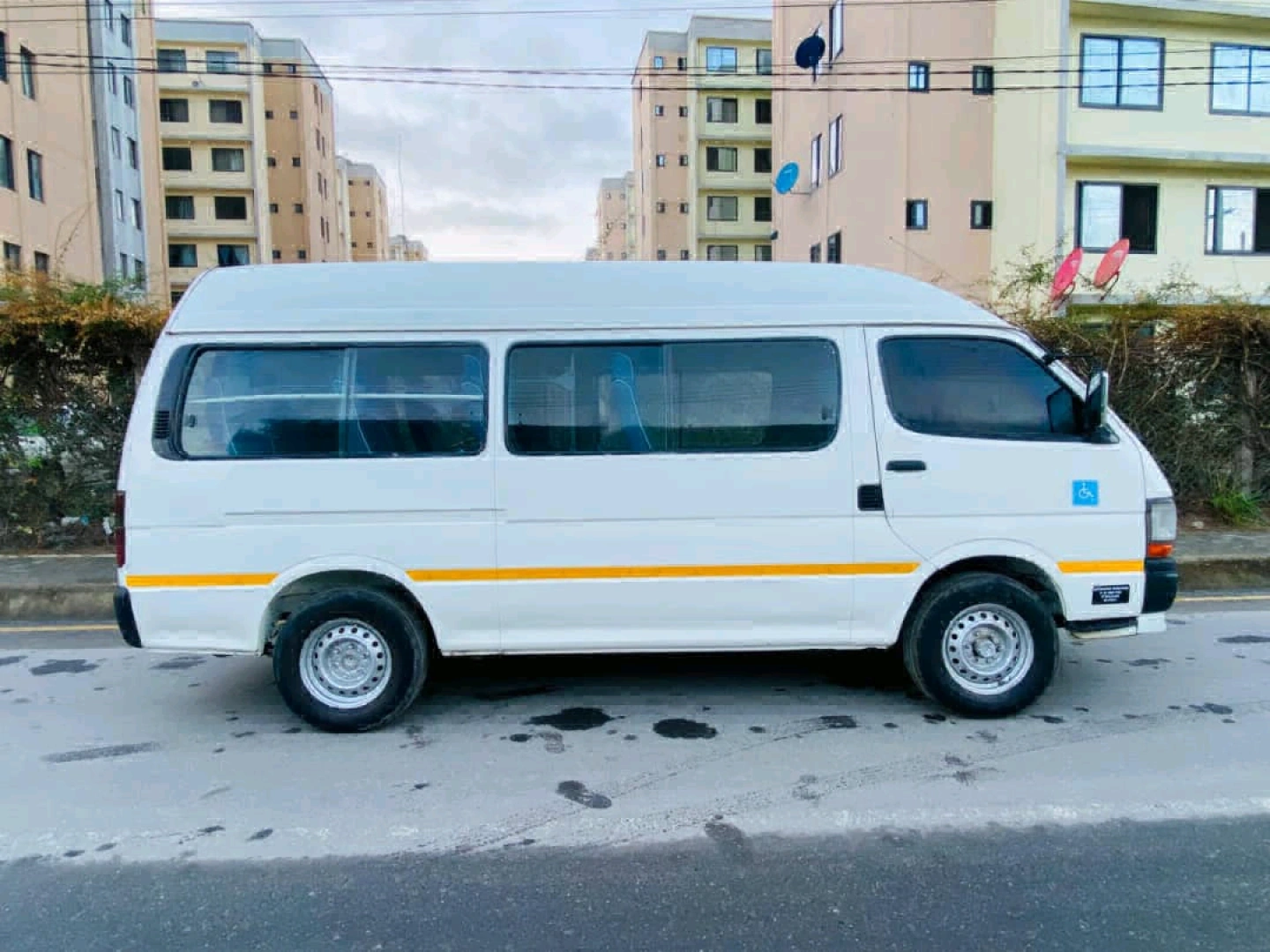 Toyota Hiace 3L Manual Diesel Van thumbnail 5