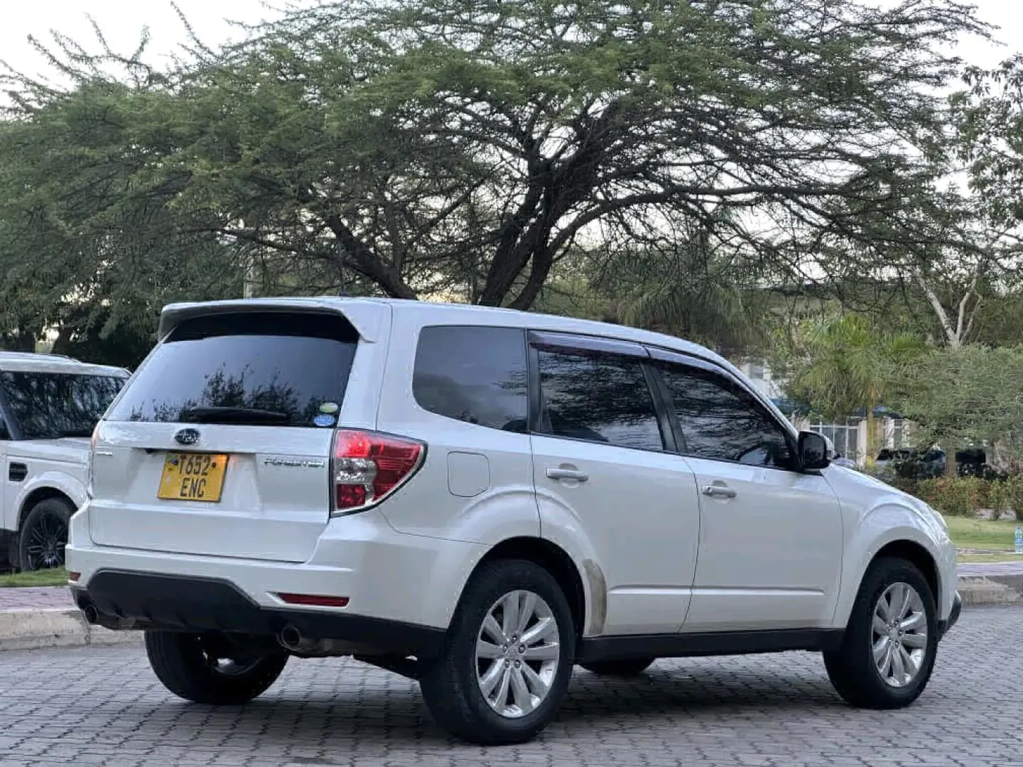 2011 Subaru Forester, White, 85,000 KM thumbnail 4