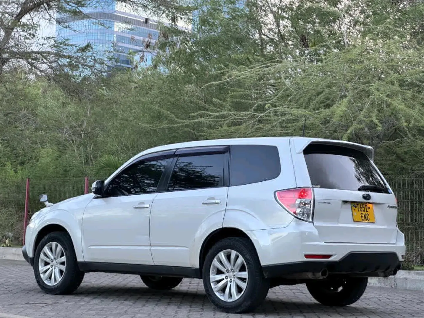 2011 Subaru Forester, White, 85,000 KM thumbnail 5