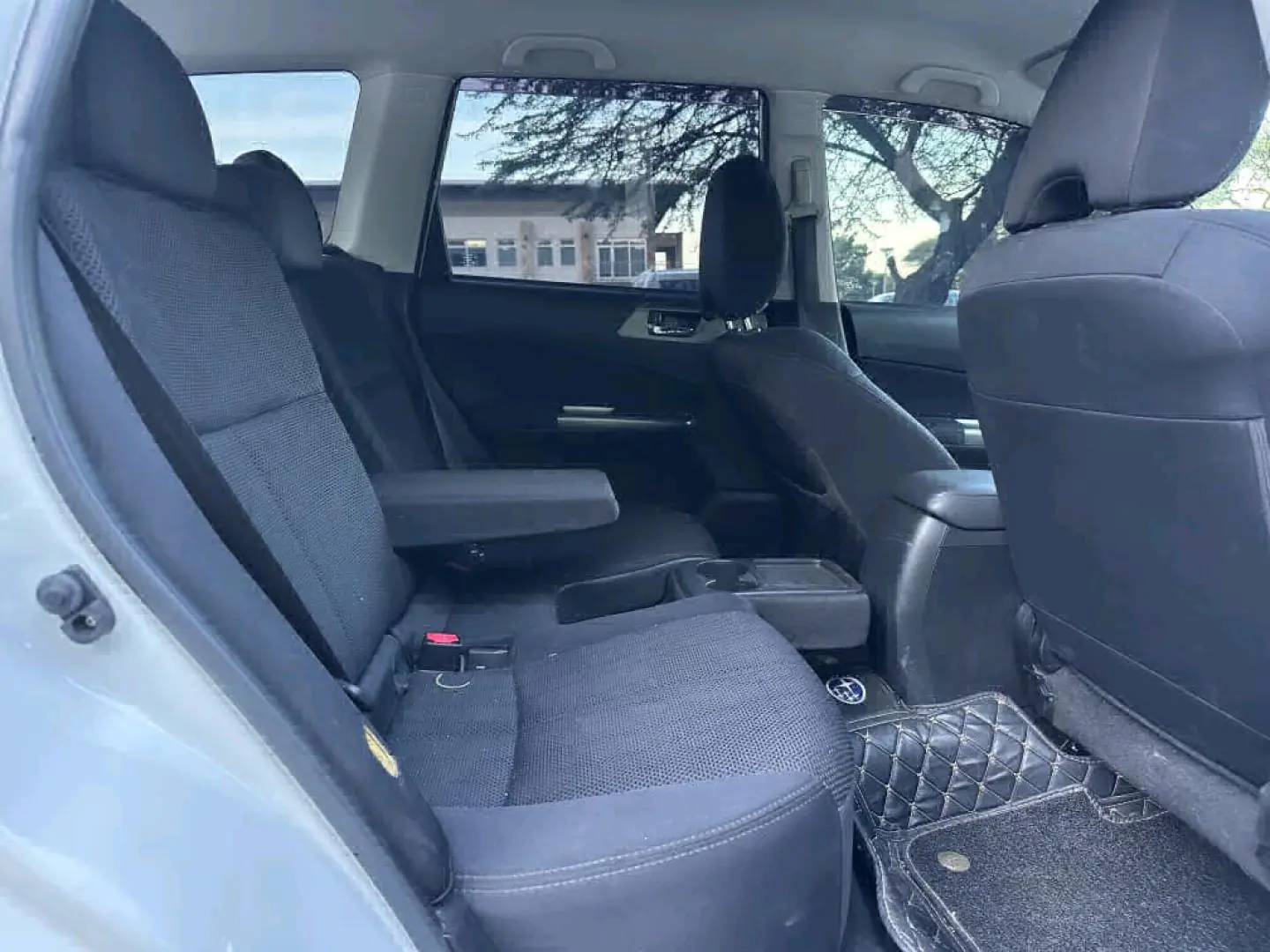 2011 Subaru Forester, White, 85,000 KM thumbnail 7