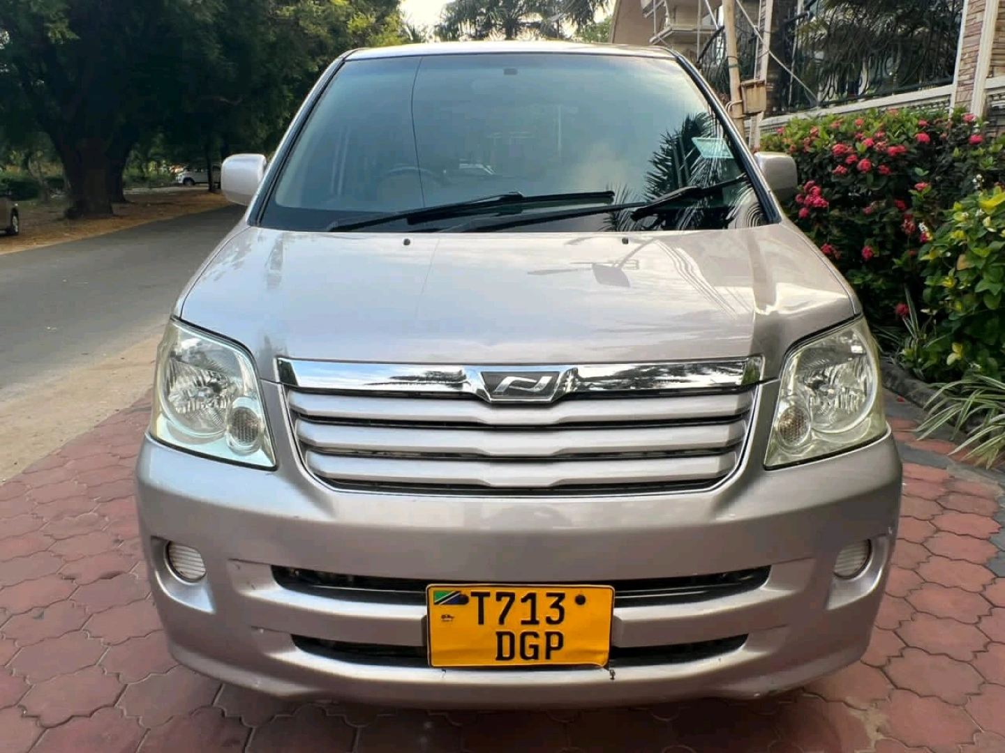 Toyota Noah Minivan Reg DGP 2002