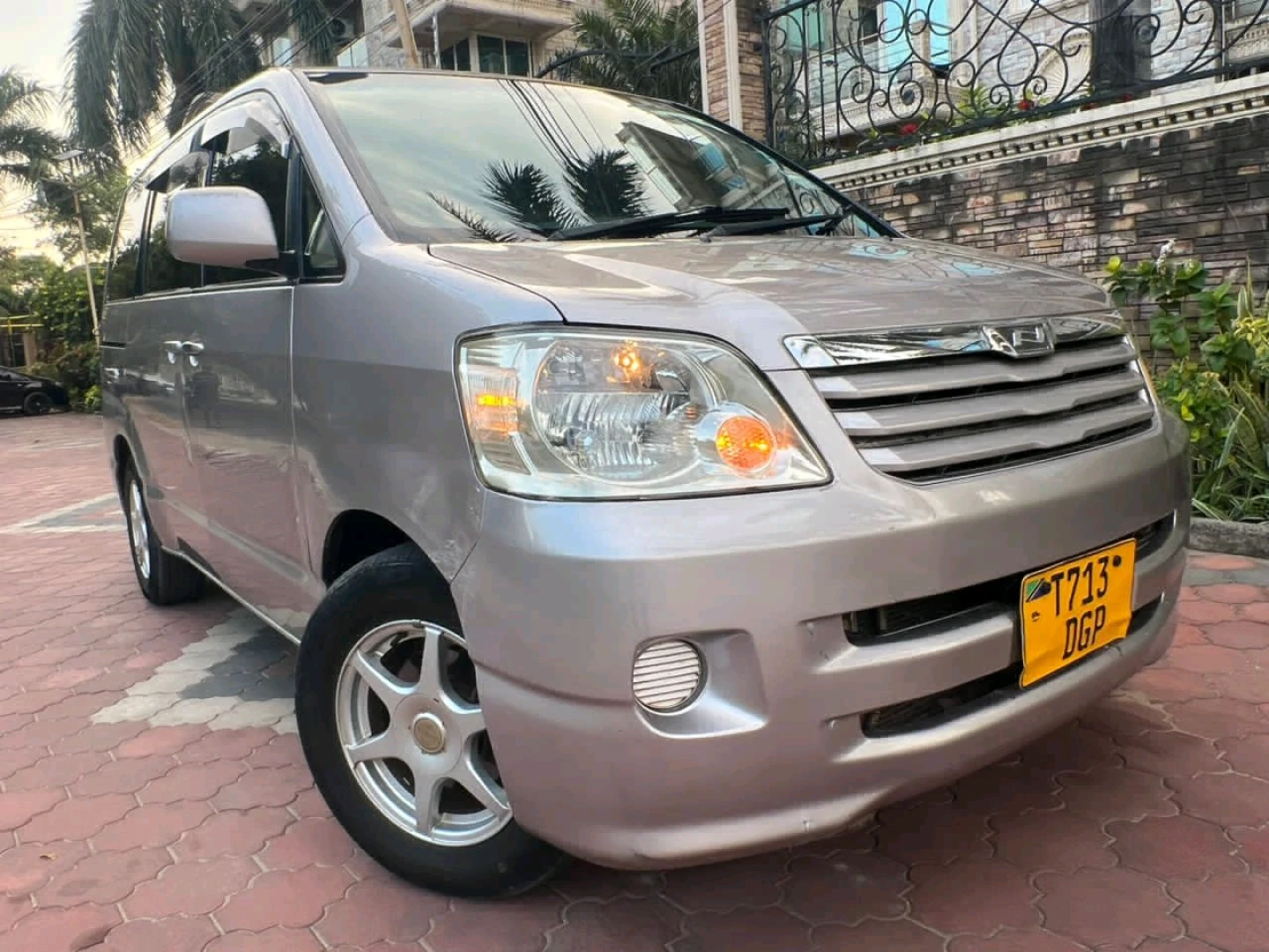 Toyota Noah Minivan Reg DGP 2002 thumbnail 2