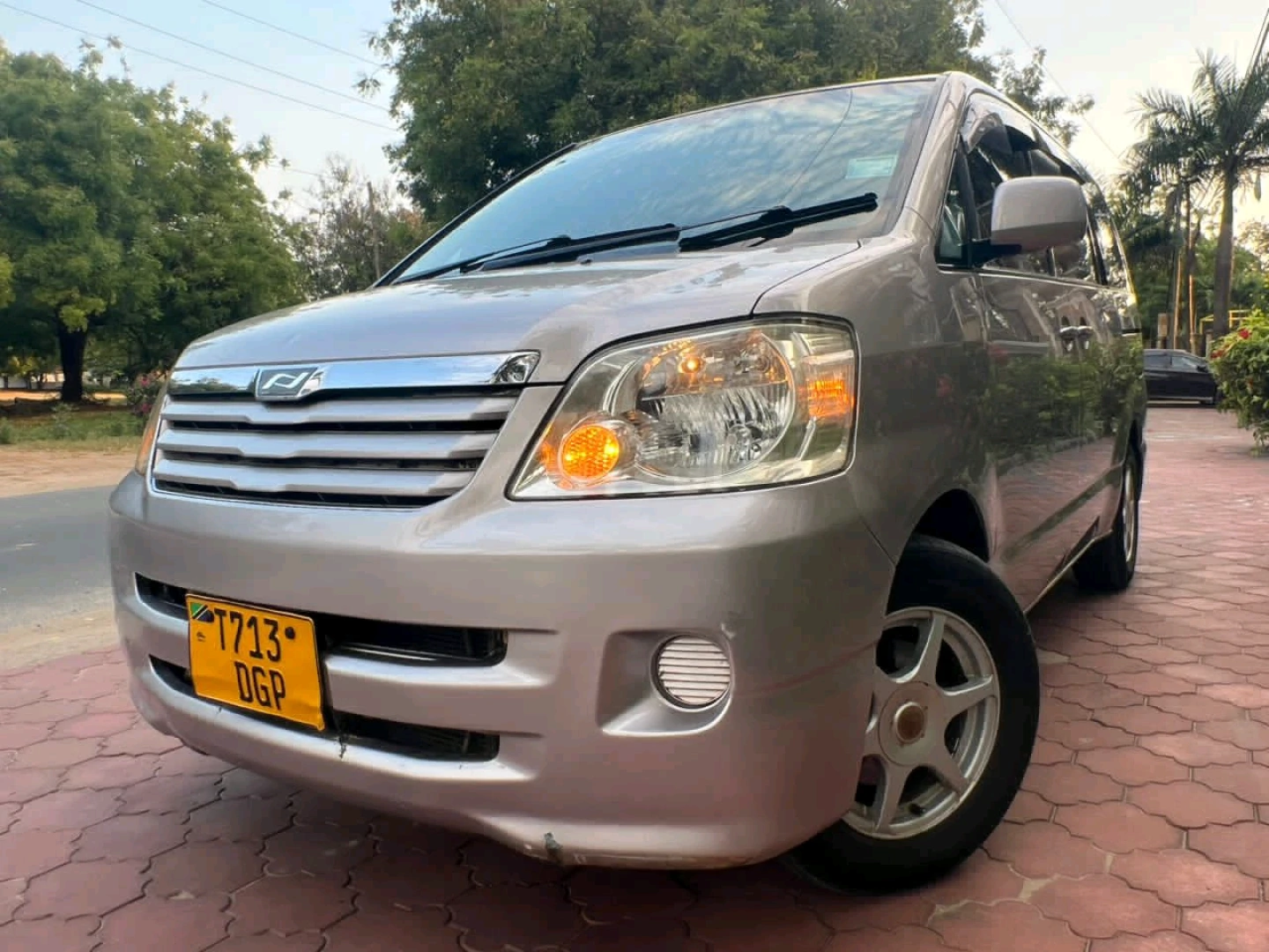 Toyota Noah Minivan Reg DGP 2002 thumbnail 3