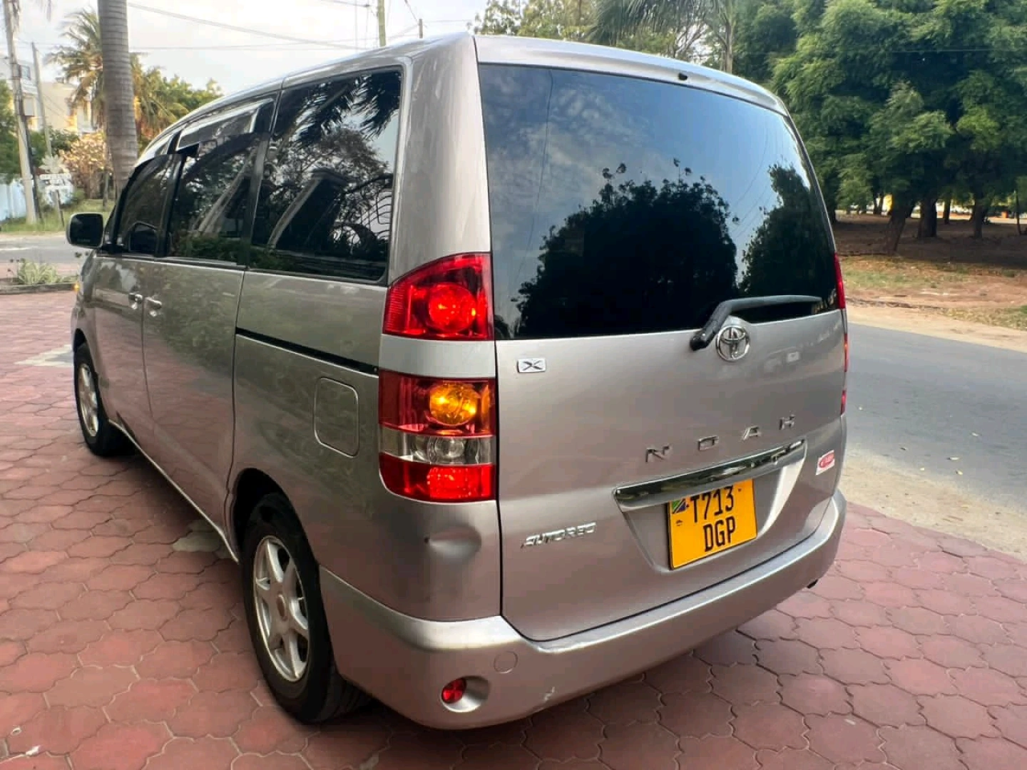 Toyota Noah Minivan Reg DGP 2002 thumbnail 4