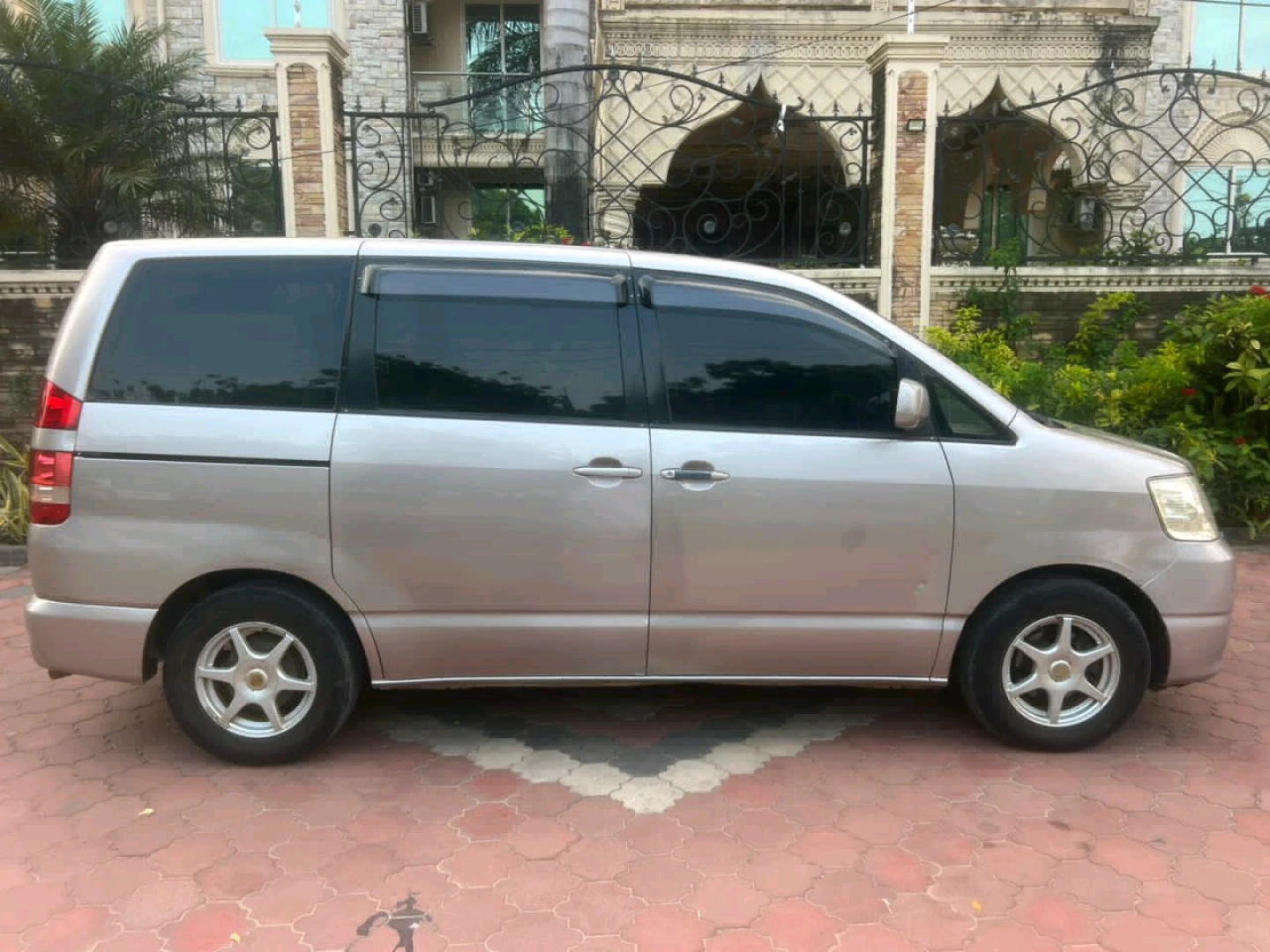 Toyota Noah Minivan Reg DGP 2002 thumbnail 5