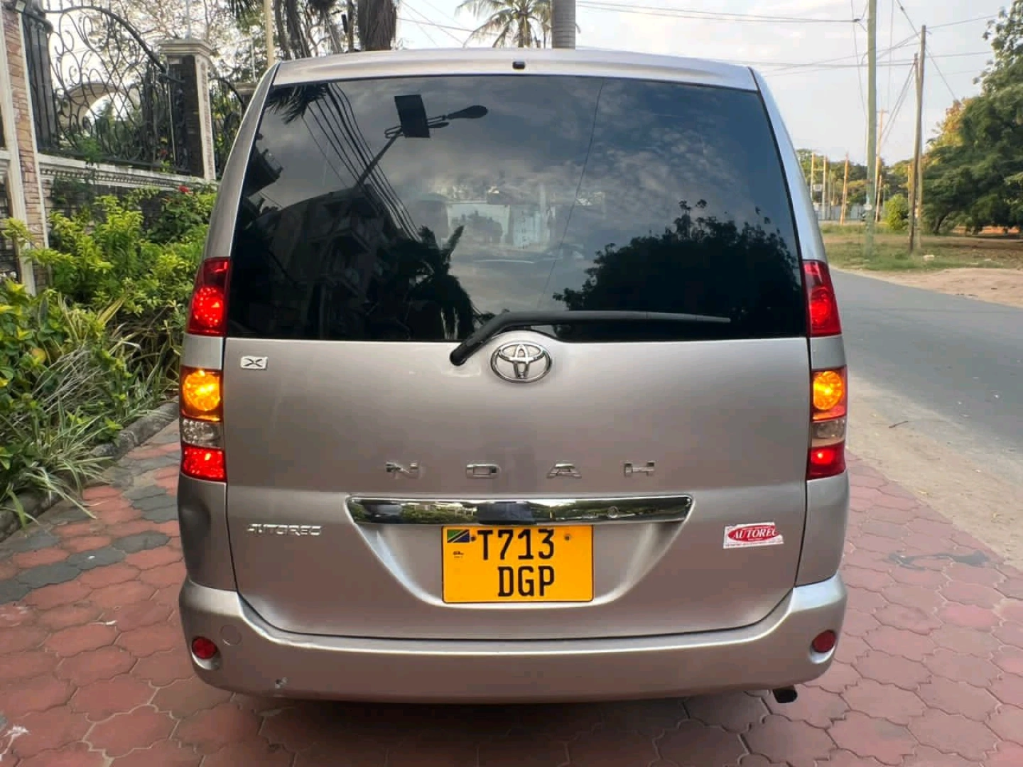 Toyota Noah Minivan Reg DGP 2002 thumbnail 6