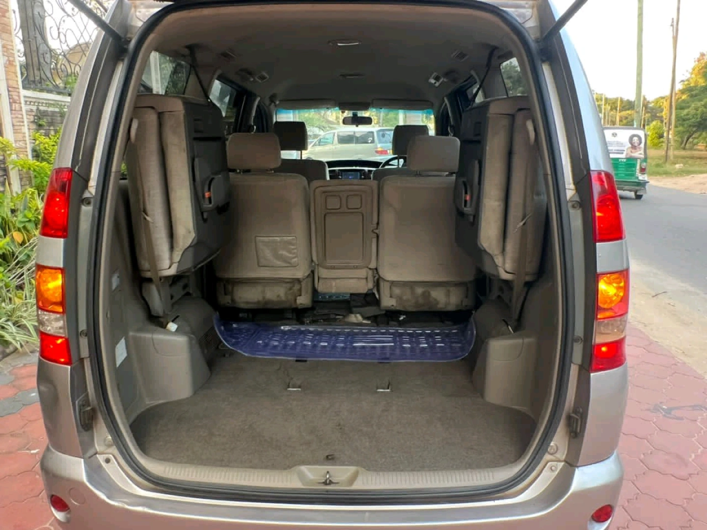 Toyota Noah Minivan Reg DGP 2002 thumbnail 7