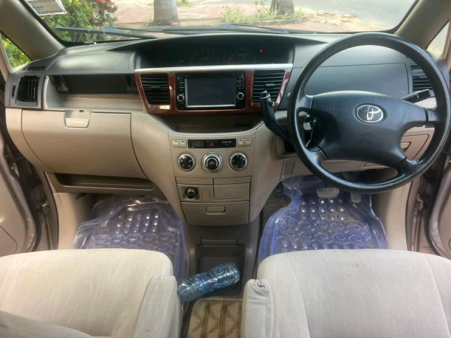 Toyota Noah Minivan Reg DGP 2002 thumbnail 9