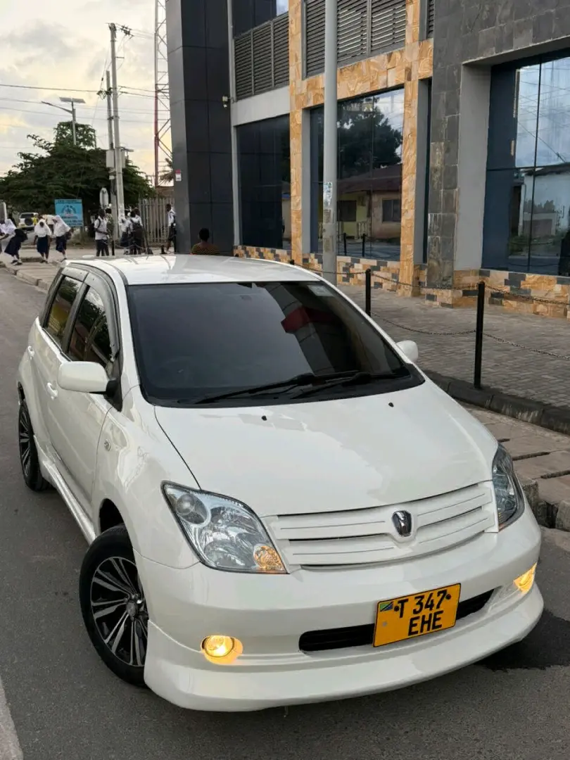 Toyota Ist 2004, 1290cc, 88,351 km thumbnail 2